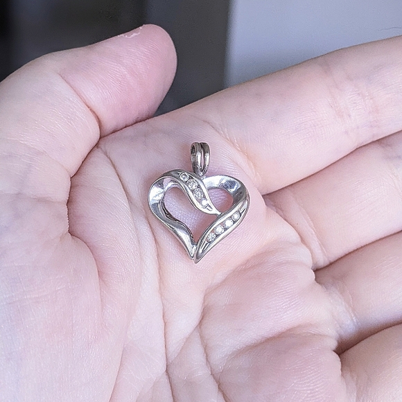 10K solid white gold diamond heart pendant - Picture 8 of 15